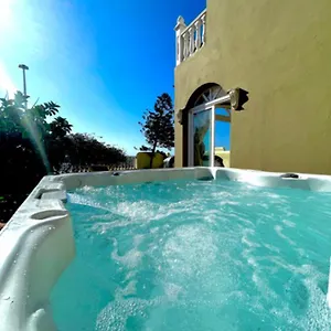 https://luxuary-front-line-2-bed-villa-in-el-medano.adeje-hotels.com
